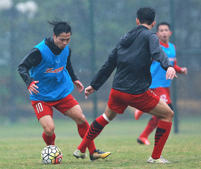 Công Phượng gập cổ chân, nằm đau đớn trên sân tập